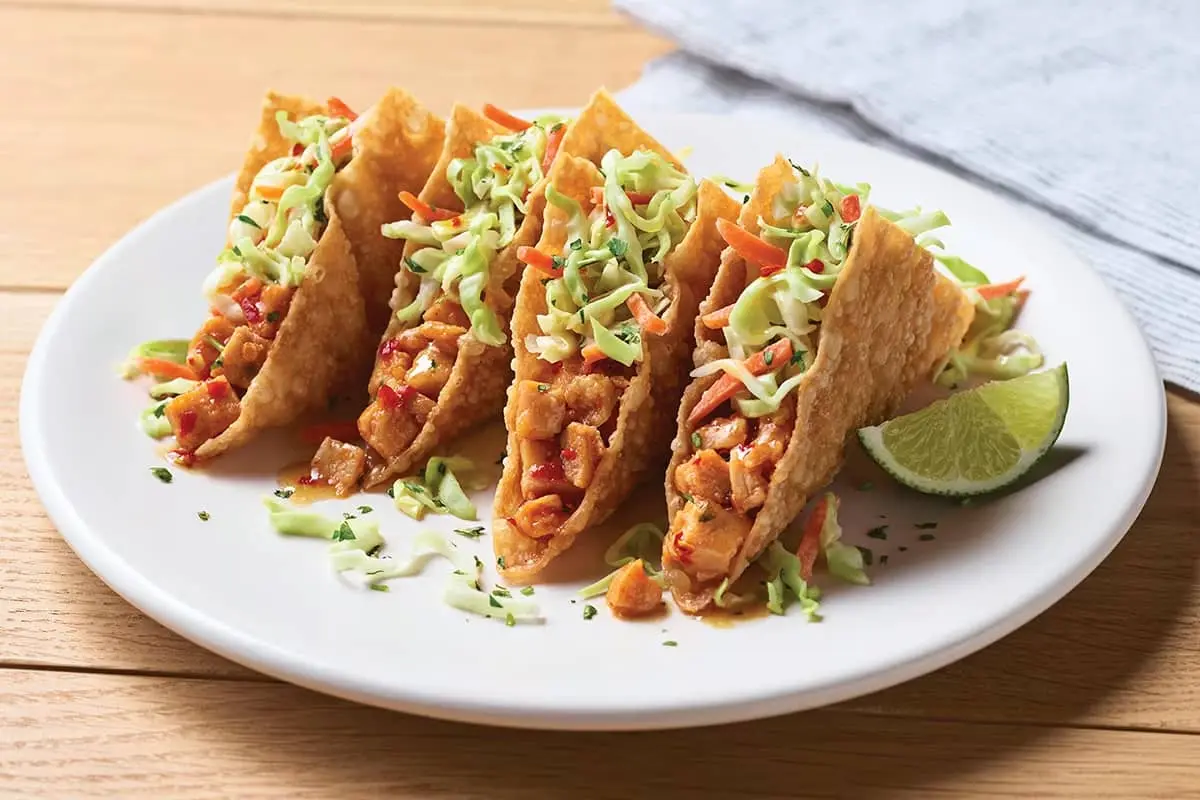 Crunchy wonton shell tacos stuffed with spicy chicken and sauce